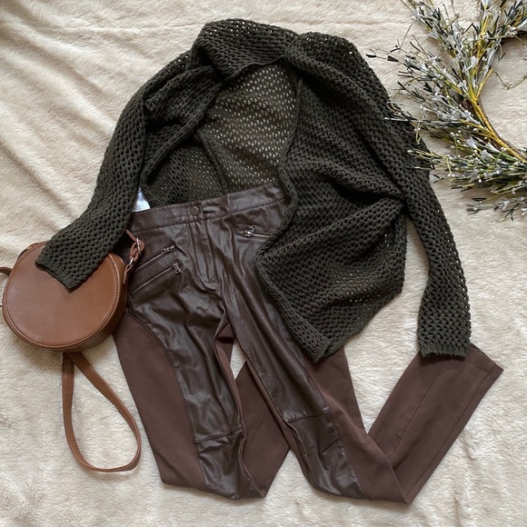 3 for $30 🌼 Dark Green Cardigan - Picture 2 of 6